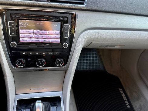 Used 2014 Volkswagen Passat 1.8T SE image 16