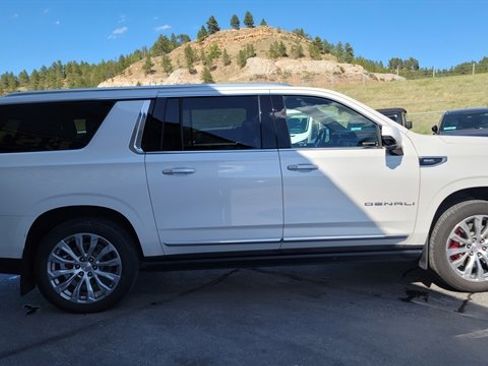 Used 2022 GMC Yukon XL Denali AWD/4WD image 5