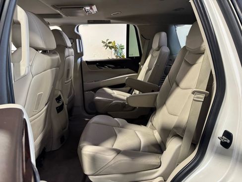 Used 2015 Cadillac Escalade Luxury image 10