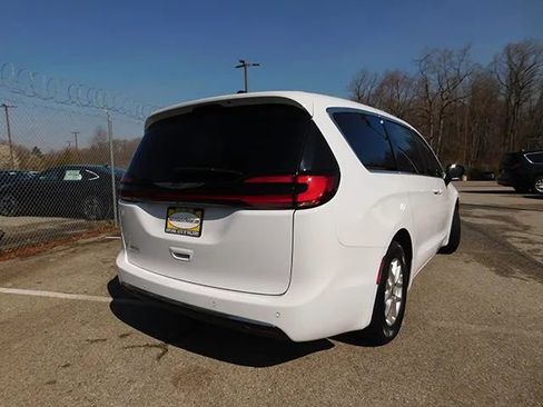Used 2025 Chrysler Pacifica Select image 5