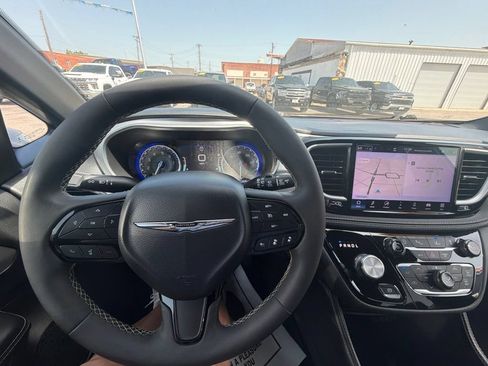 Used 2025 Chrysler Pacifica Limited FWD image 35