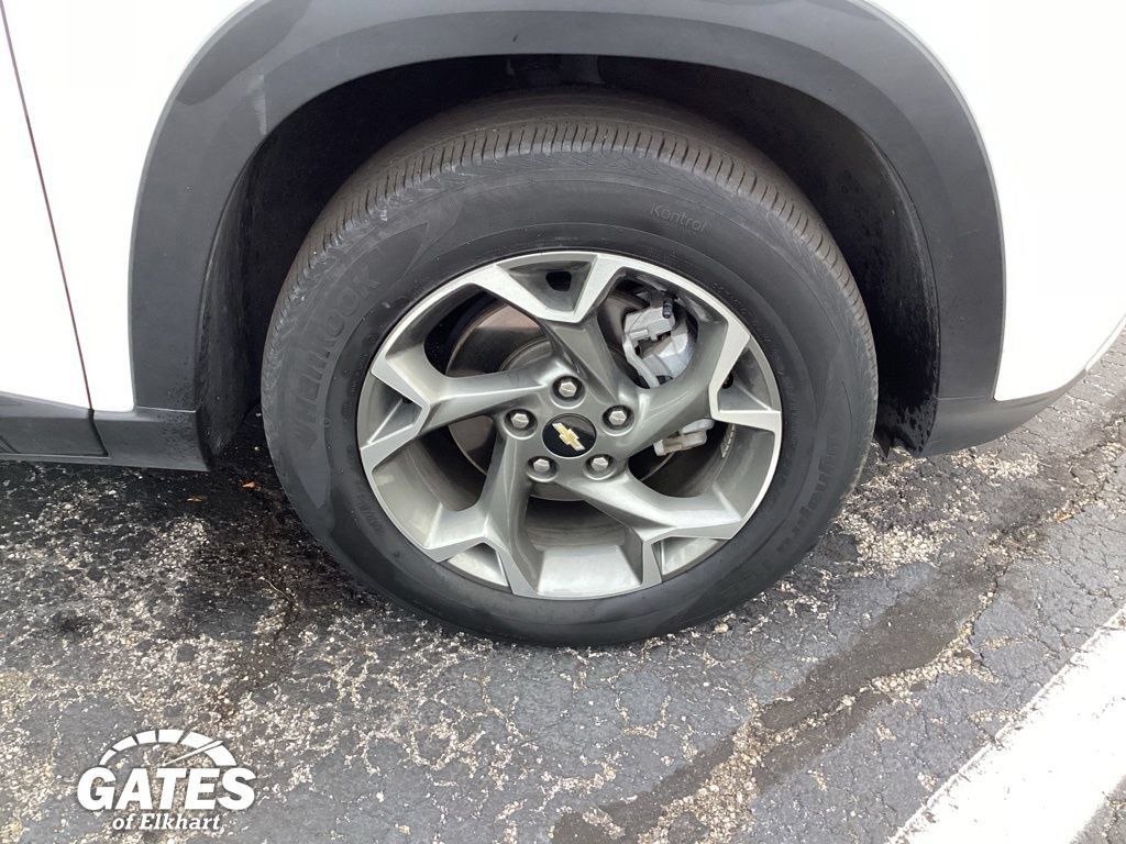 Used 2025 Chevrolet Trax LT w/ LT Convenience Package FWD image 12