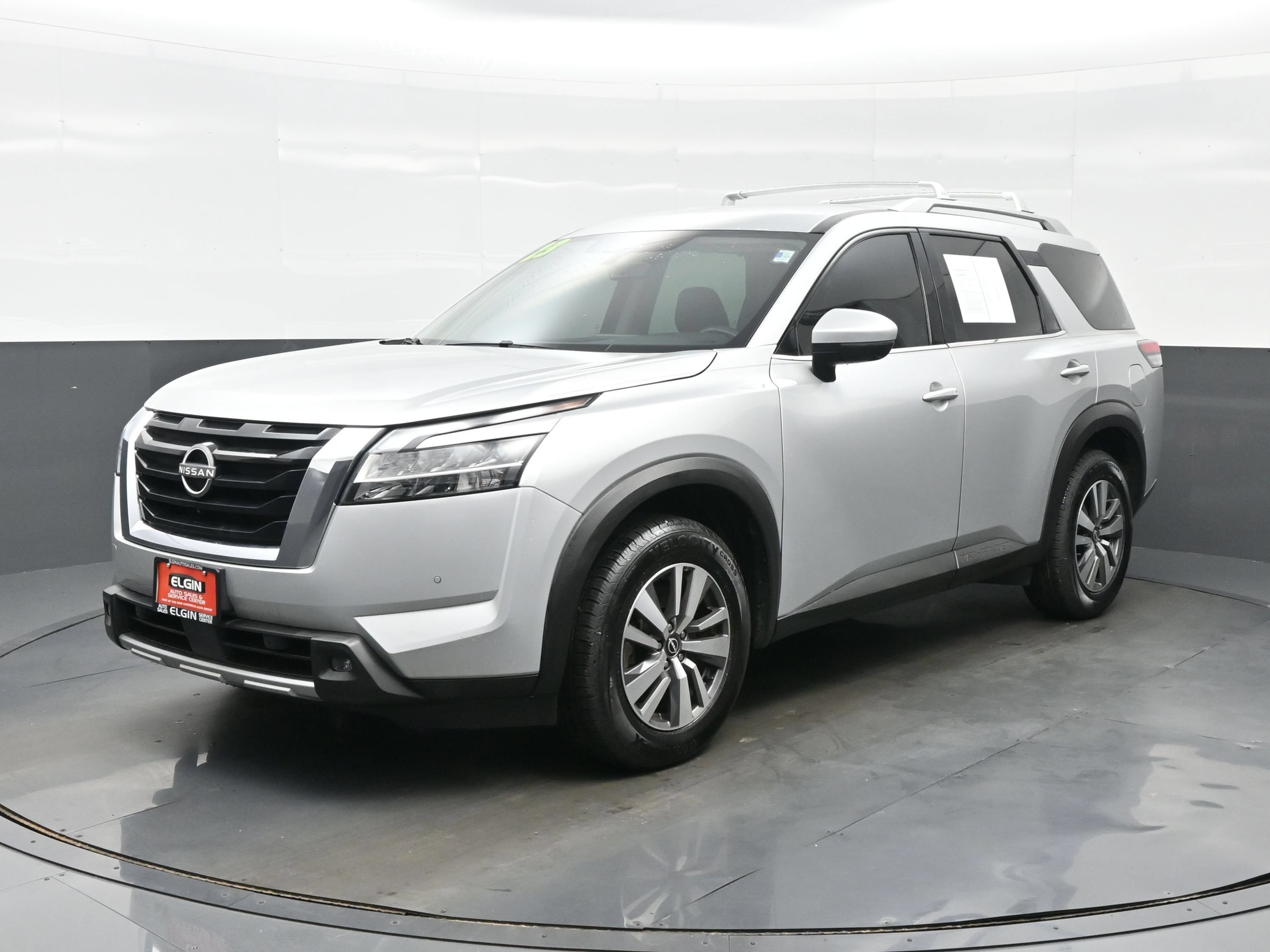 Used 2023 Nissan Pathfinder SL AWD/4WD image 2