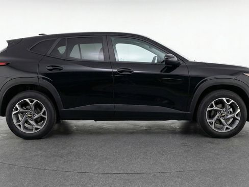 Used 2025 Chevrolet Trax LT FWD image 11