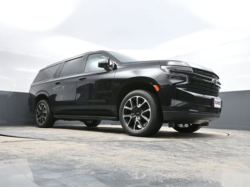 Used 2023 Chevrolet Suburban RST w/ Luxury Package image 36