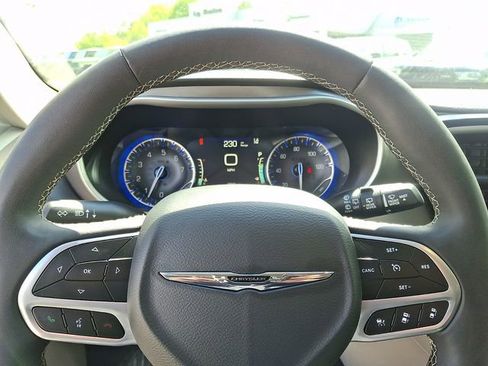 Used 2024 Chrysler Pacifica Touring-L FWD image 19