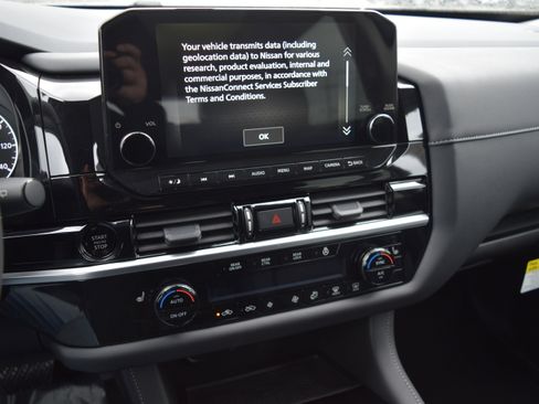 Used 2025 Nissan Pathfinder SL image 15