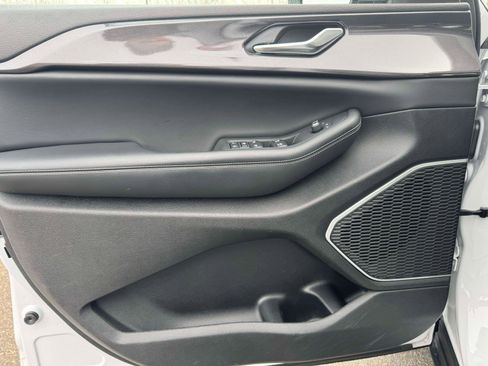 Used 2023 Jeep Grand Cherokee Laredo w/ Luxury Tech Group I image 15