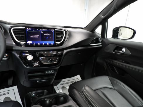Used 2025 Chrysler Pacifica Select FWD image 17