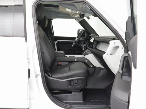 Used 2025 Land Rover Defender 110 S image 19