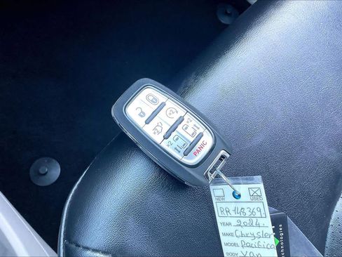 Used 2024 Chrysler Pacifica Touring-L image 14