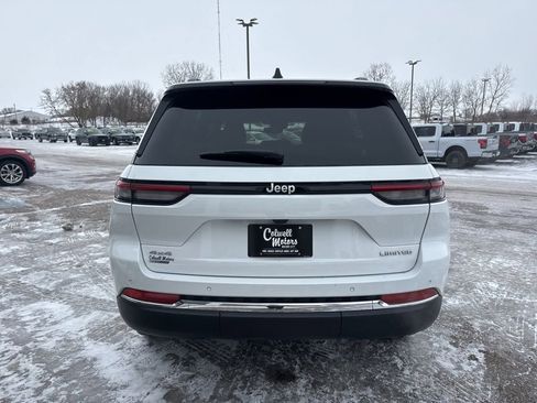 Used 2024 Jeep Grand Cherokee Limited image 3