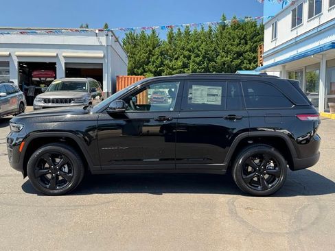 Used 2025 Jeep Grand Cherokee Altitude AWD/4WD image 3