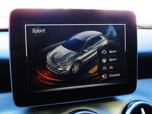 Used 2018 Mercedes-Benz GLA 250 4MATIC w/ Premium Package image 34