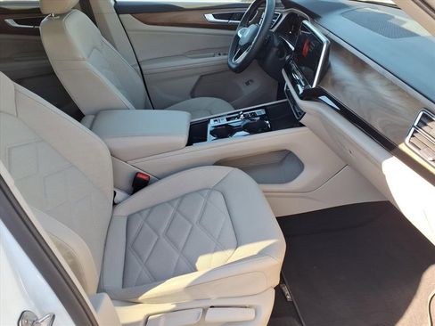 Used 2024 Volkswagen Atlas SE image 19