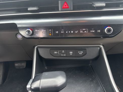 Used 2025 Kia Carnival image 19