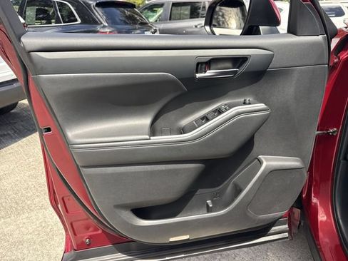 Used 2022 Toyota Highlander XLE FWD image 13