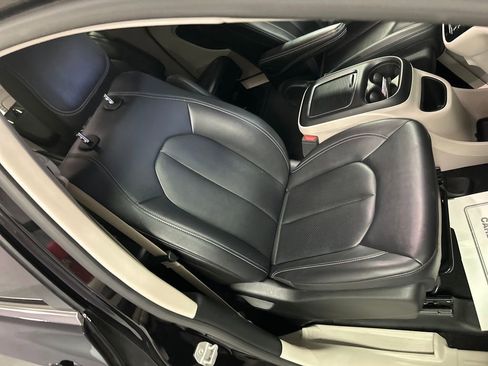 Used 2024 Chrysler Pacifica Touring-L image 26