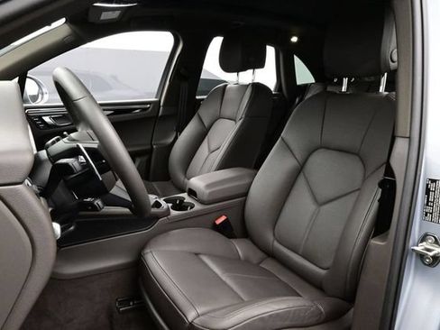 Certified 2025 Porsche Macan AWD/4WD image 5
