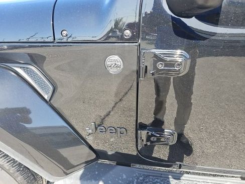 Used 2023 Jeep Gladiator Sport AWD/4WD image 7