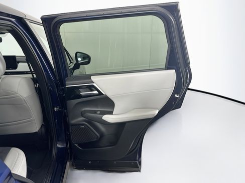 Used 2025 Mitsubishi Outlander SE image 32