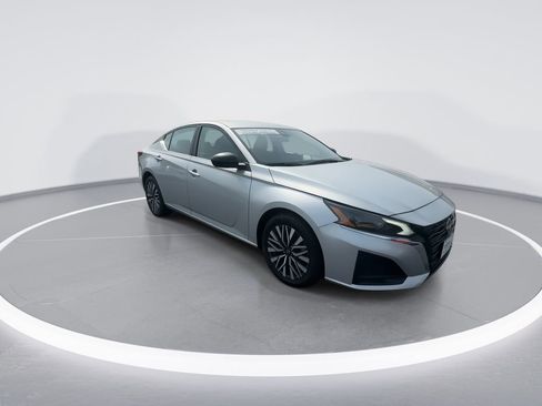 Used 2024 Nissan Altima 2.5 SV image 2