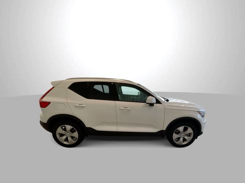 Used 2022 Volvo XC40 T5 Momentum image 9
