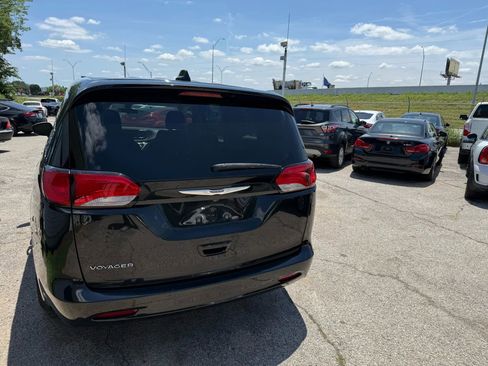 Used 2020 Chrysler Voyager LX image 11