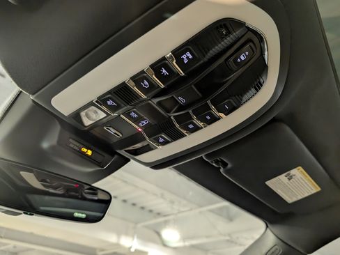 Certified 2025 Porsche Macan image 39