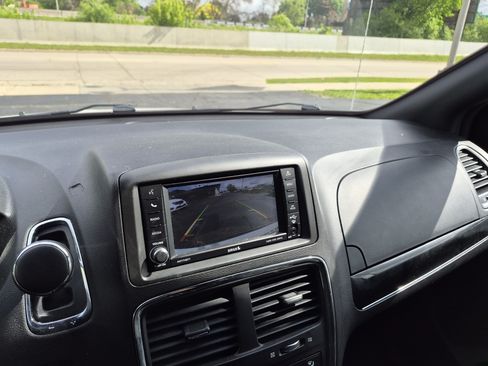 Used 2019 Dodge Grand Caravan SE FWD image 23