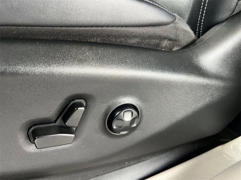 Used 2024 Chrysler Pacifica Select image 27