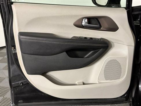 Used 2018 Chrysler Pacifica Touring-L w/ Premium Audio Group image 39