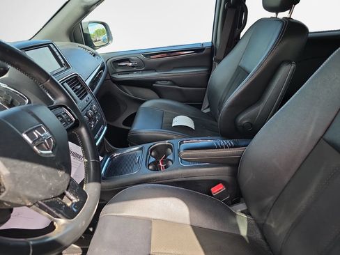 Used 2019 Dodge Grand Caravan SXT w/ Blacktop Package FWD image 12