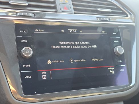 Used 2022 Volkswagen Tiguan SE R-Line image 10