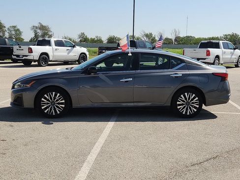 Used 2025 Nissan Altima 2.5 SV FWD image 2