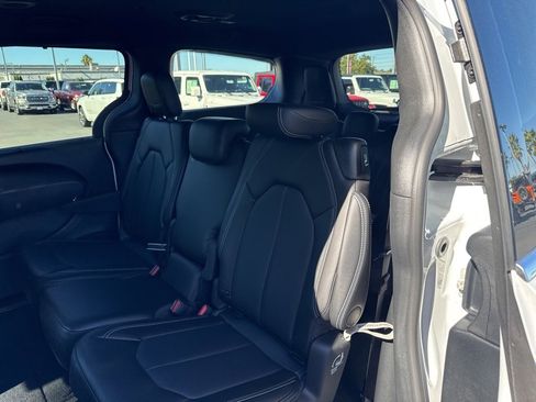 New 2026 Chrysler Pacifica Select image 8