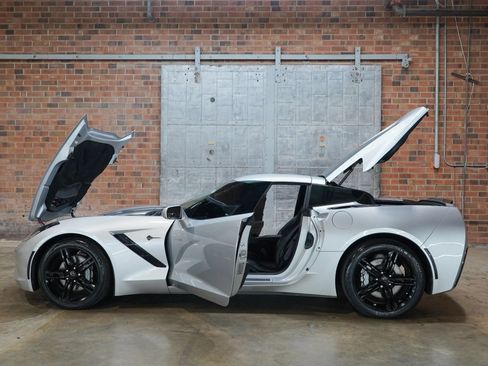 Used 2017 Chevrolet Corvette Stingray Coupe w/ Carbon Flash Badge Package RWD image 27