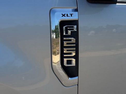 Used 2017 Ford F250 XLT w/ XLT Premium Package AWD/4WD image 10