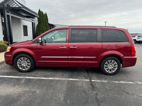 Used 2015 Chrysler Town & Country Touring-L w/ Driver Convenience Group FWD image 9