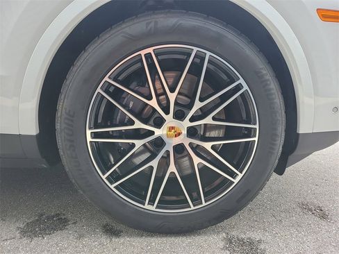 Used 2025 Porsche Cayenne E-Hybrid image 12