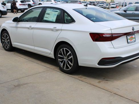 Used 2025 Volkswagen Jetta SE FWD image 4