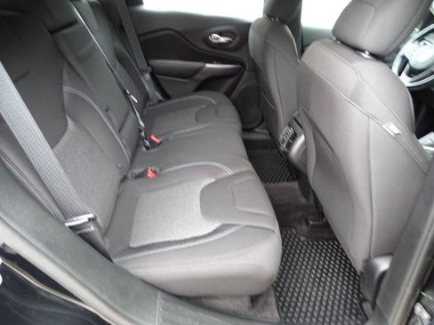 Used 2019 Jeep Cherokee 4WD Latitude w/ Cold Weather Group image 32
