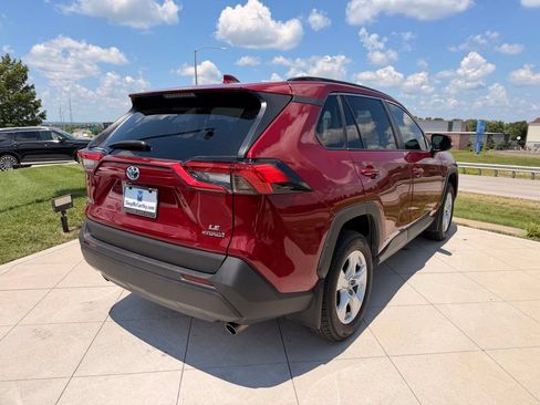 Used 2021 Toyota RAV4 LE AWD/4WD image 8