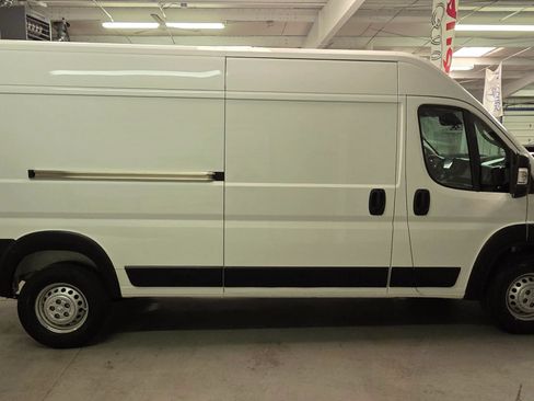 Used 2025 RAM ProMaster 2500 w/ Convenience Group FWD image 9