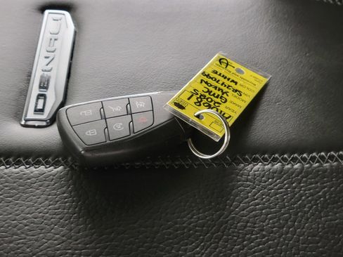 Used 2025 GMC Yukon XL Denali image 29