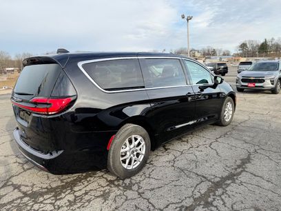 Used 2024 Chrysler Pacifica Touring-L