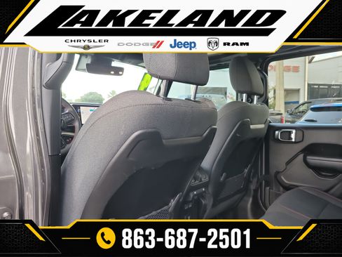 Used 2024 Jeep Gladiator Rubicon w/ Technology Group AWD/4WD image 13