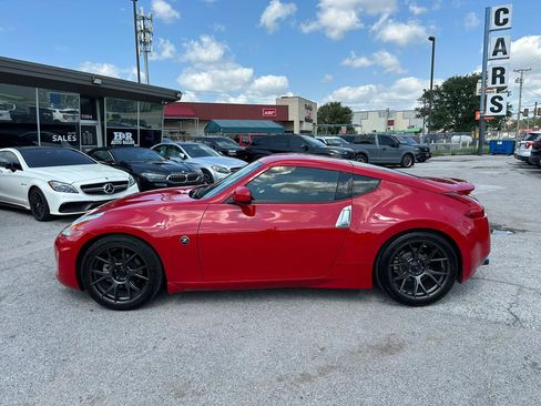 Used 2017 Nissan 370Z Coupe RWD image 2