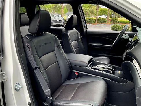 Certified 2025 Honda Passport Black Edition image 9