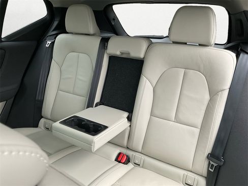 Used 2024 Volvo XC40 B5 Plus w/ Protection Package Premier image 9